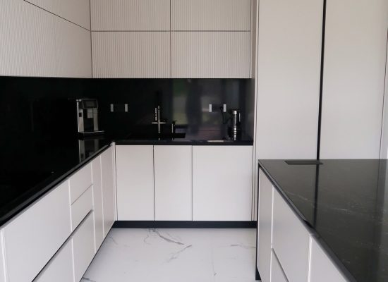 🤍 Bucătăria unde funcționalul întâlnește rafinamentul.Această amenajare marca Elite Decor este